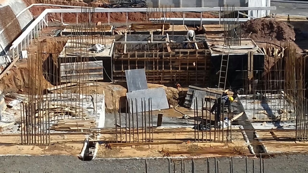 Foto atualizada 23/08/2016 - Concluso das sapatas de fundao, aterro das fundaes e armao dos pilares do trreo.